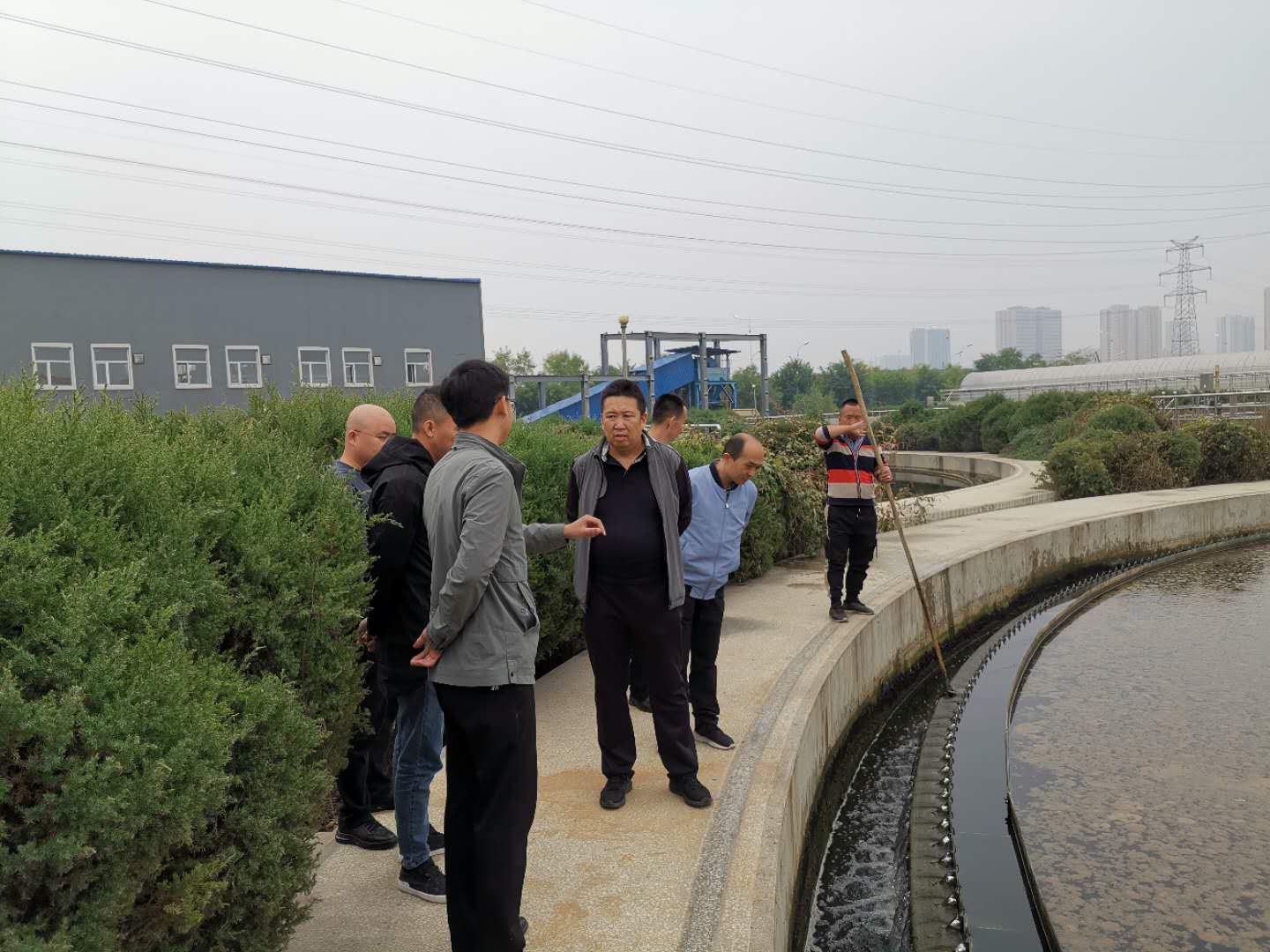 公司總經(jīng)理王建人在供水、污水生產(chǎn)一線開展風(fēng)險隱患排查 (2).jpg