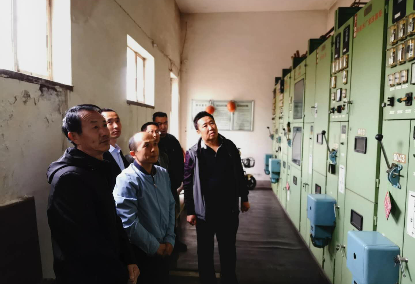 公司總經(jīng)理王建人在供水、污水生產(chǎn)一線(xiàn)開(kāi)展...